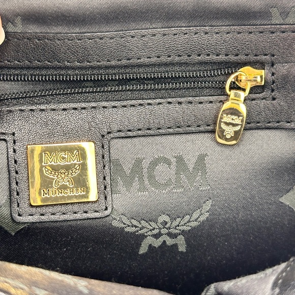 MCM
COGNAC MCM VISETOS STARK
STUDDED BACKPACK MEDIUM - Picture 6 of 16